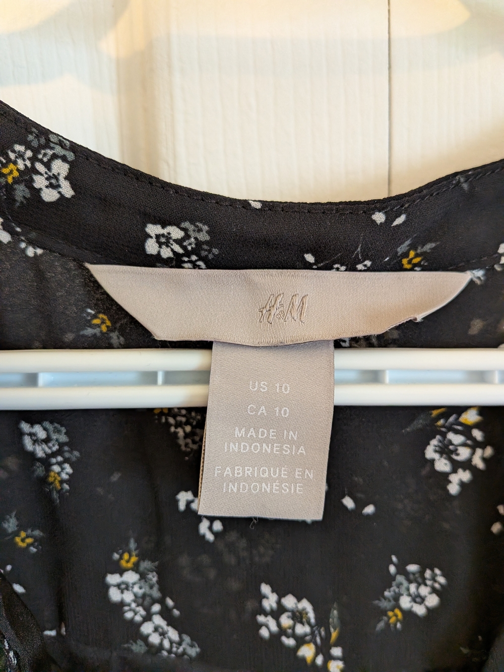 H&M Black Floral V-Neck Flutter Sleeve Dress - Picture 3 of 6